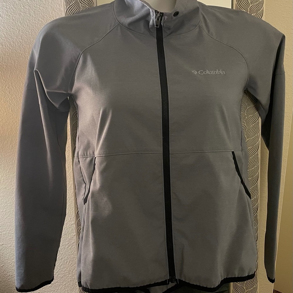 Columbia Sports Windbreaker. Light weight. Grey with black lining.